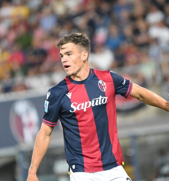 Thijs Dallinga impegnato contro Bijol in Bologna-Udinese