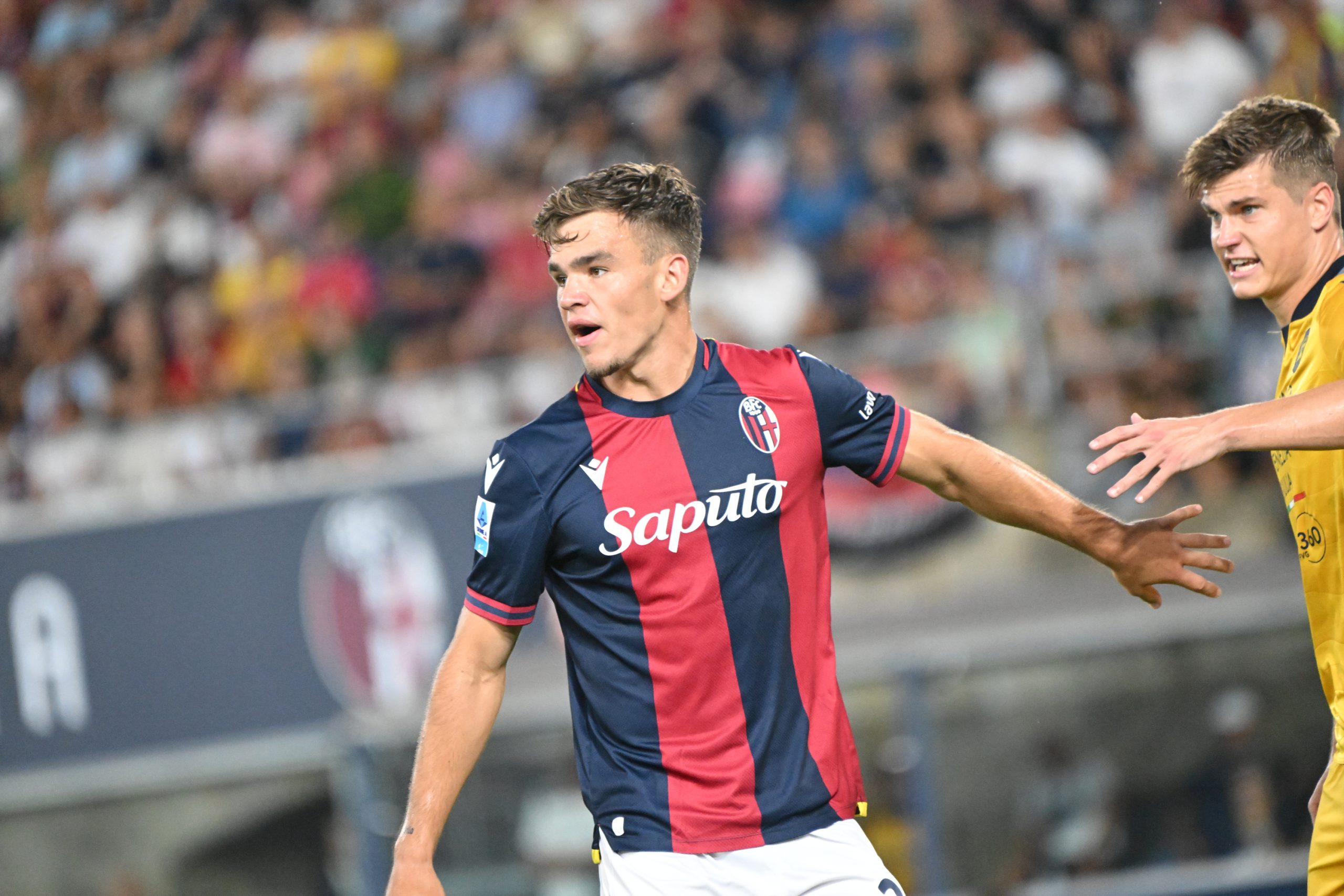 Thijs Dallinga impegnato contro Bijol in Bologna-Udinese