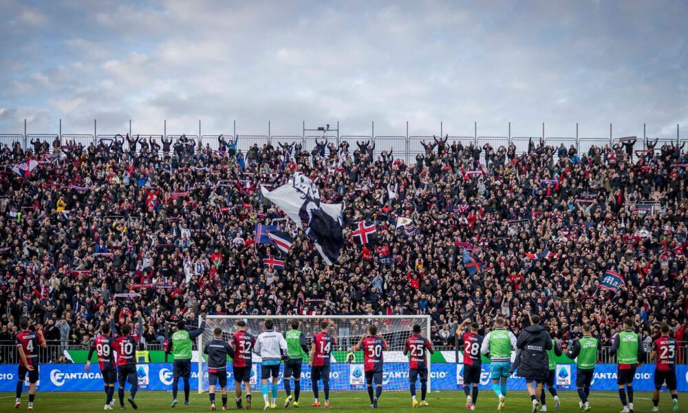 I giocatori del Cagliari festeggiano la vittoria sul Bologna a gennaio