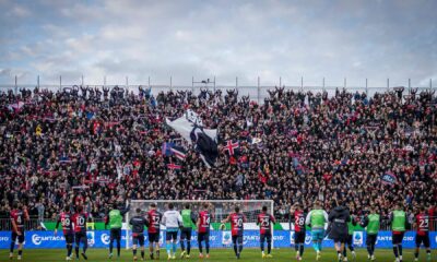 I giocatori del Cagliari festeggiano la vittoria sul Bologna a gennaio