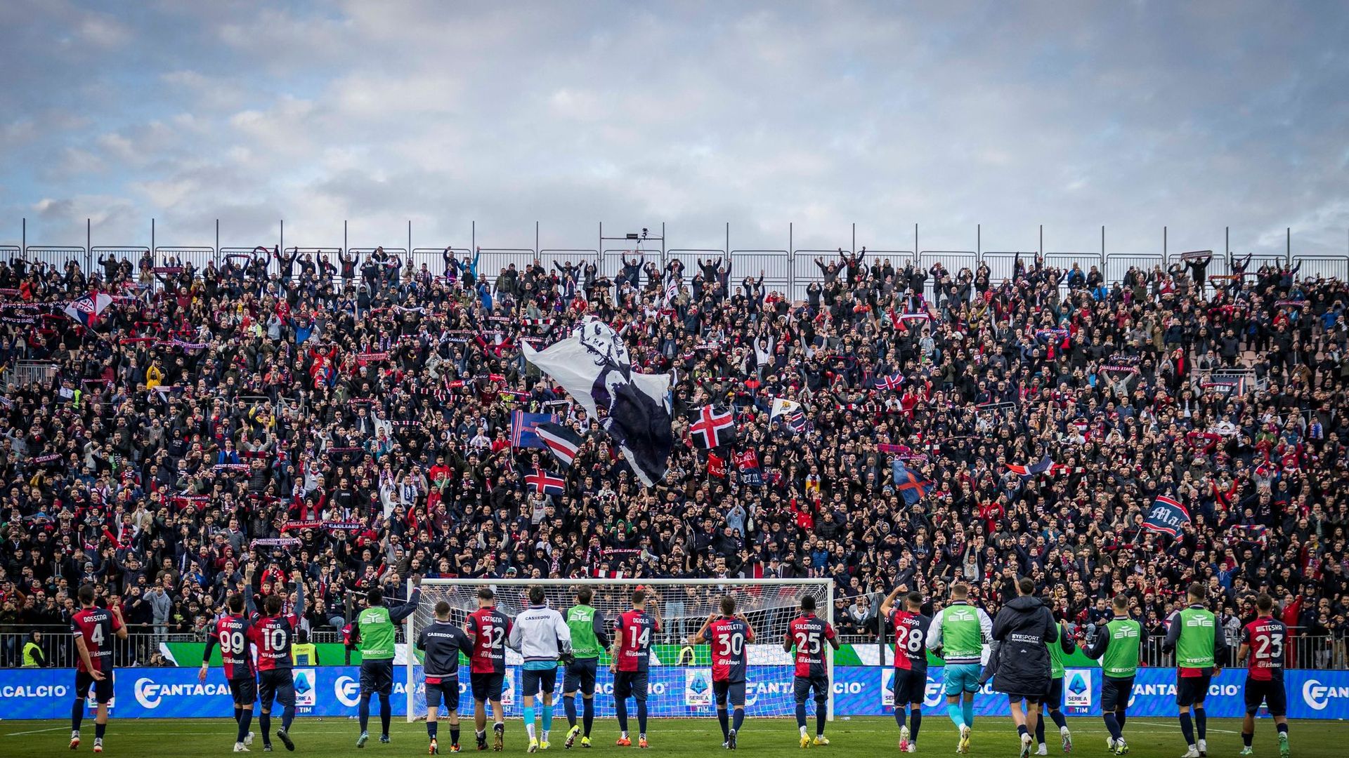 I giocatori del Cagliari festeggiano la vittoria sul Bologna a gennaio