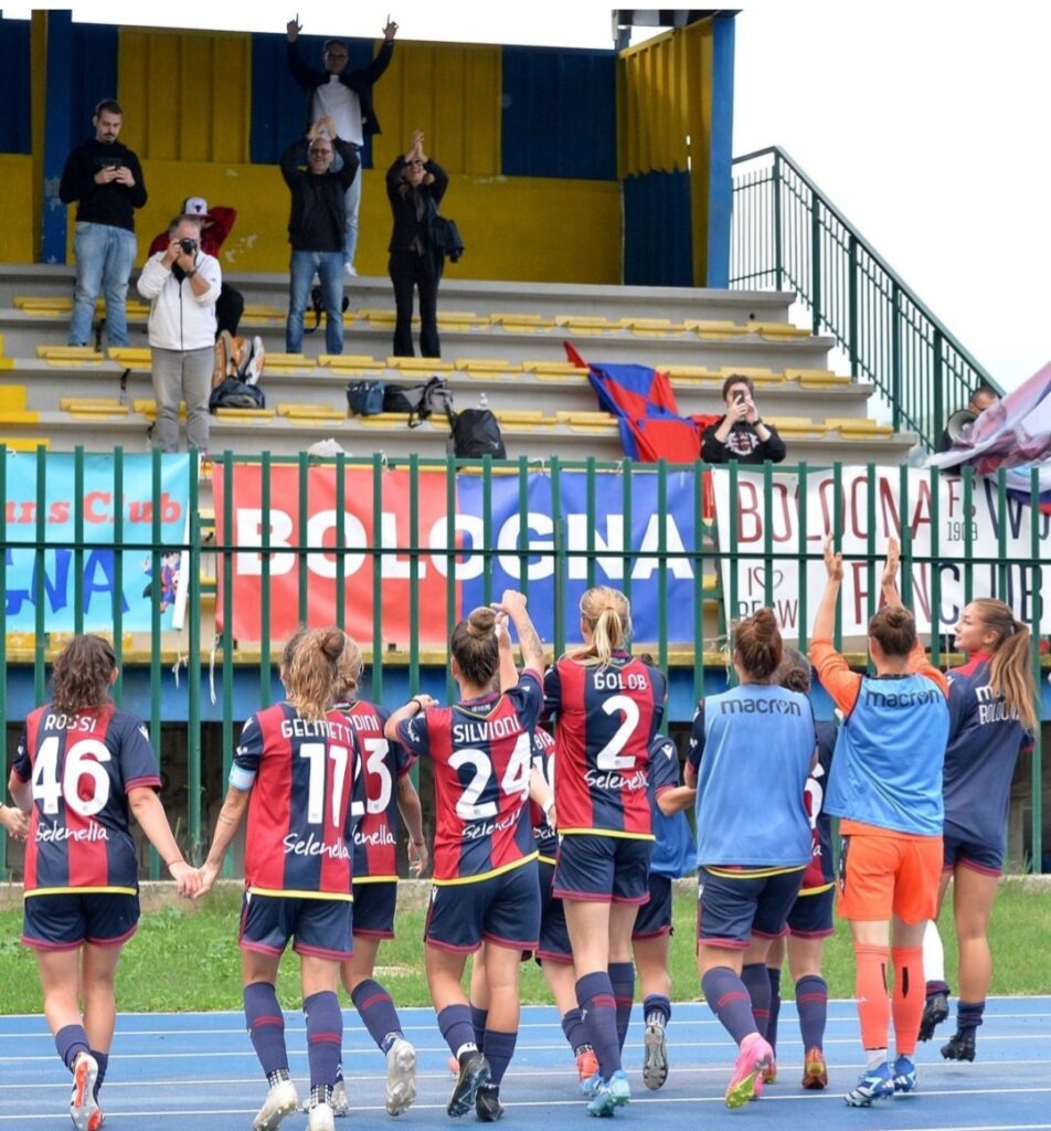 Il Bologna femminile davanti al proprio pubblico (©Bologna FC 1909)