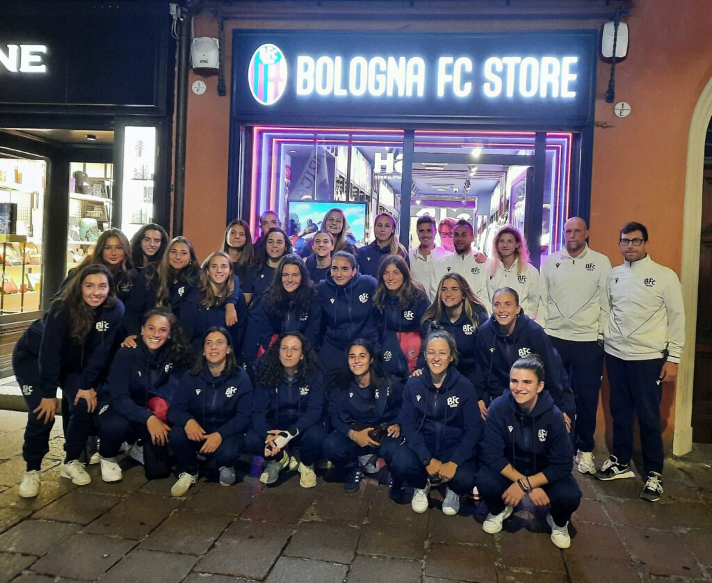 Il Bologna femminile per una foto di gruppo davanti al BFC Store