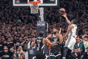 Il canestro della vittoria messo a segno da Will Clyburn contro il Partizan (©Virtus Pallacanestro)