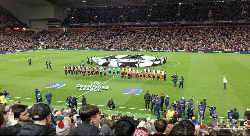 Liverpool e Bologna in campo ad inizio partita