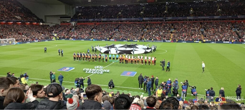 Liverpool e Bologna in campo ad inizio partita