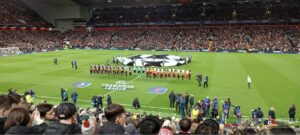 Liverpool e Bologna in campo ad inizio partita