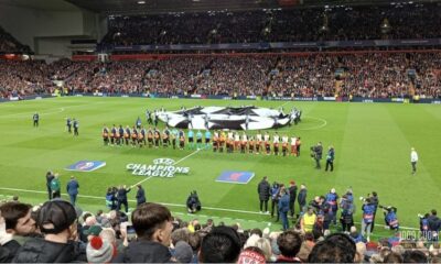 Liverpool e Bologna in campo ad inizio partita