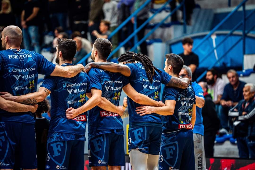 La Fortitudo nel pre-partita della sfida contro la Ferraroni Ju-Vi Cremona