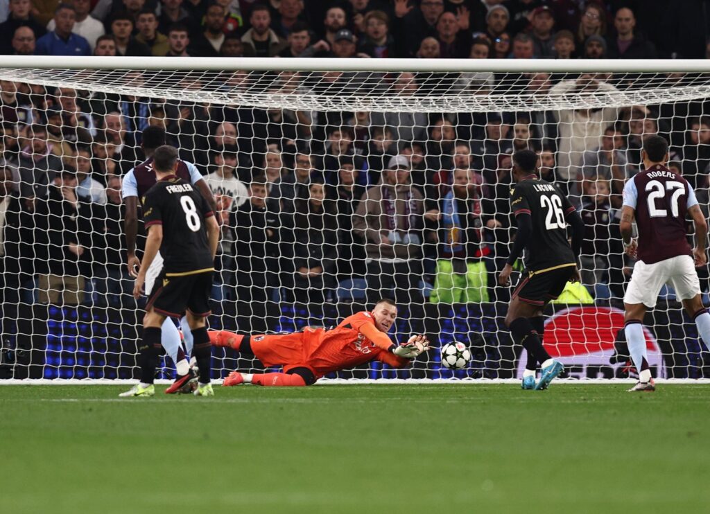 Le parate di Skorupski durante Aston Villa-Bologna (© Bologna FC 1909)