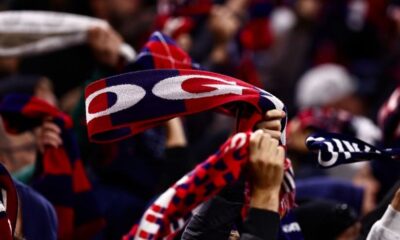 La sciarpata dei tifosi del Bologna al Villa Park