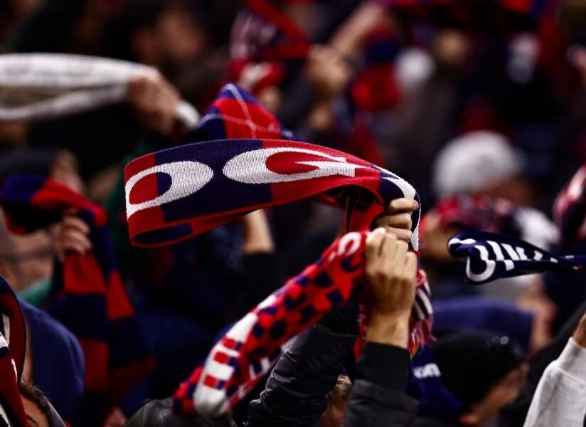 La sciarpata dei tifosi del Bologna al Villa Park