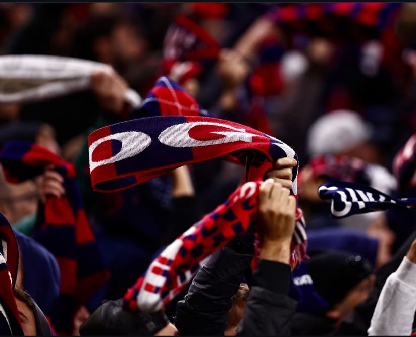 La sciarpata dei tifosi del Bologna al Villa Park