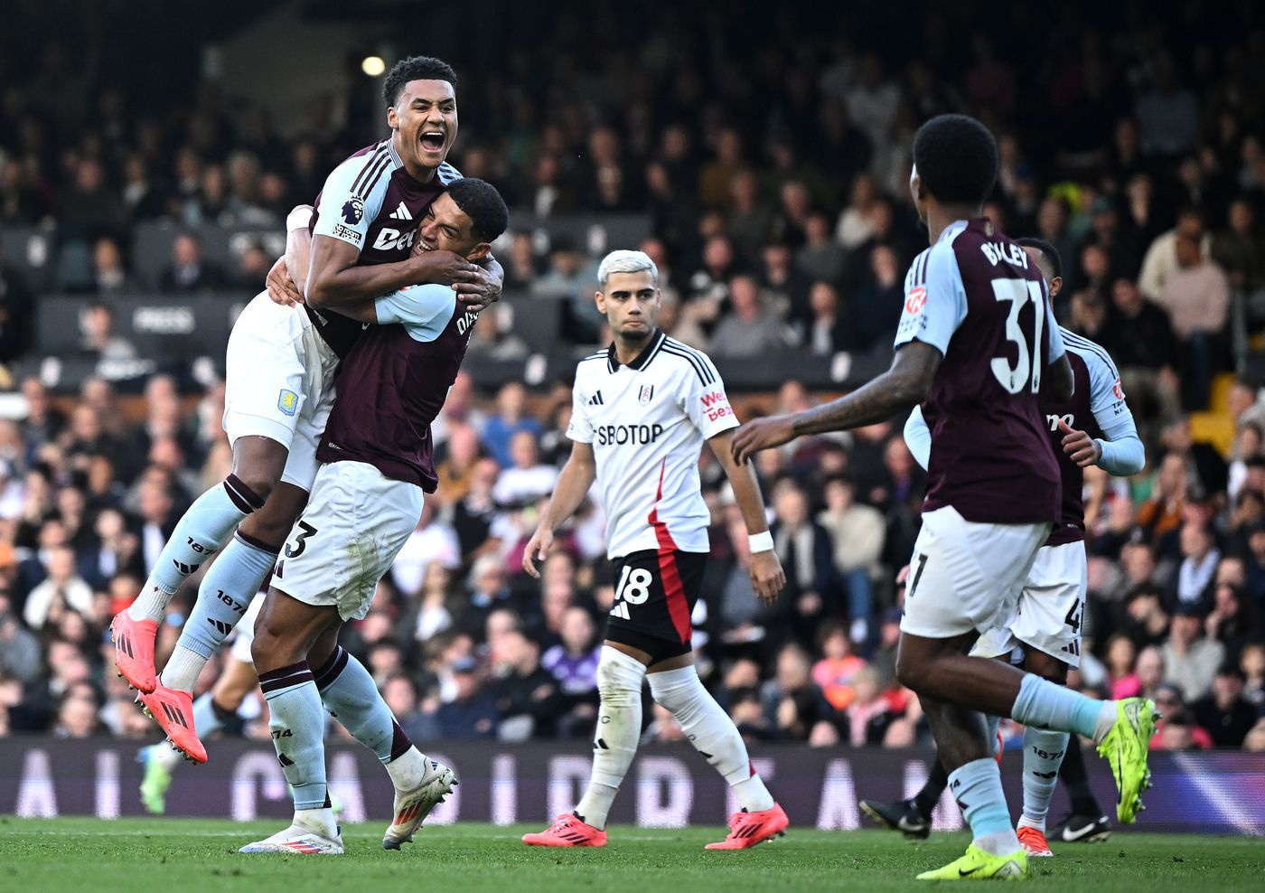 I giocatori dell'Aston Villa in Fulham-Aston Villa