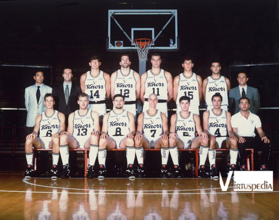 Reyer-Virtus. Virtus 1992/93. In piedi: Pasquali, Nadalini, Carera, Wennington, Binelli, Brigo, Moretti, Messina. Sotto: Coldebella, Morandotti, Marcheselli, Diacci, Danilovic, Brunamonti, Orsoni