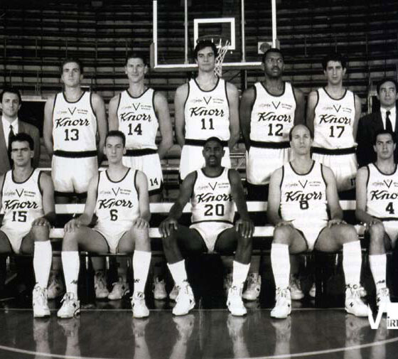 Virtus-Pesaro. Virtus 1989/90. In piedi: Messina, Righi, Gallinari, Binelli, C. Johnson, Tasso, Pasquali, Sotto: Bon, Coldebella, Richardson, Sylvester, Brunamonti