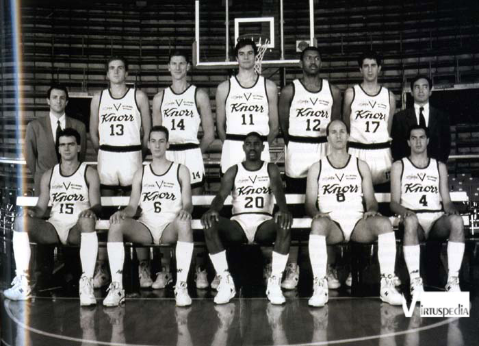 Virtus-Pesaro. Virtus 1989/90. In piedi: Messina, Righi, Gallinari, Binelli, C. Johnson, Tasso, Pasquali, Sotto: Bon, Coldebella, Richardson, Sylvester, Brunamonti