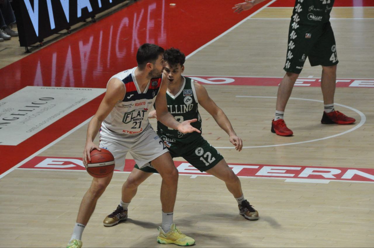 Matteo Fantinelli in post basso in Fortitudo Bologna - Avellino Basket (©Mauro Donati - Fortitudo Flats Service Bologna)