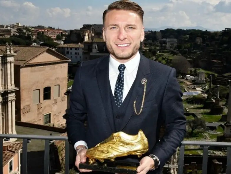 Ciro Immobile con il trofeo della Scarpa d'Oro