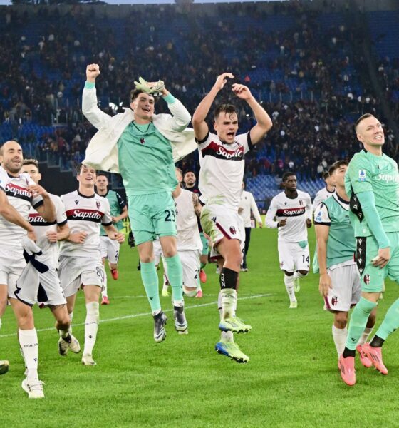 L'esultanza di Thijs Dallinga con la squadra dopo Roma-Bologna (© Bologna FC 1909)