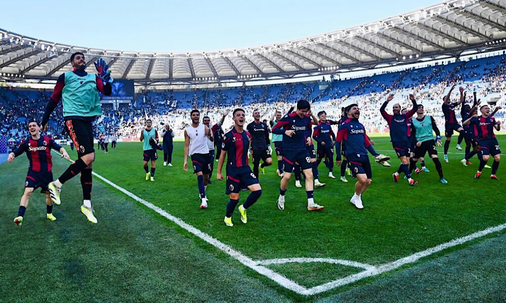 I ragazzi rossoblù che esultano dopo la vittoria contro la Lazio l’anno scorso