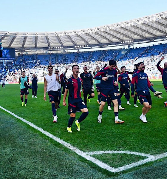 I ragazzi rossoblù che esultano dopo la vittoria contro la Lazio l’anno scorso