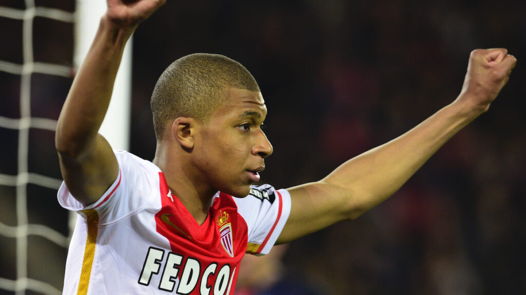 Kylian Mbappe con la maglia del Monaco