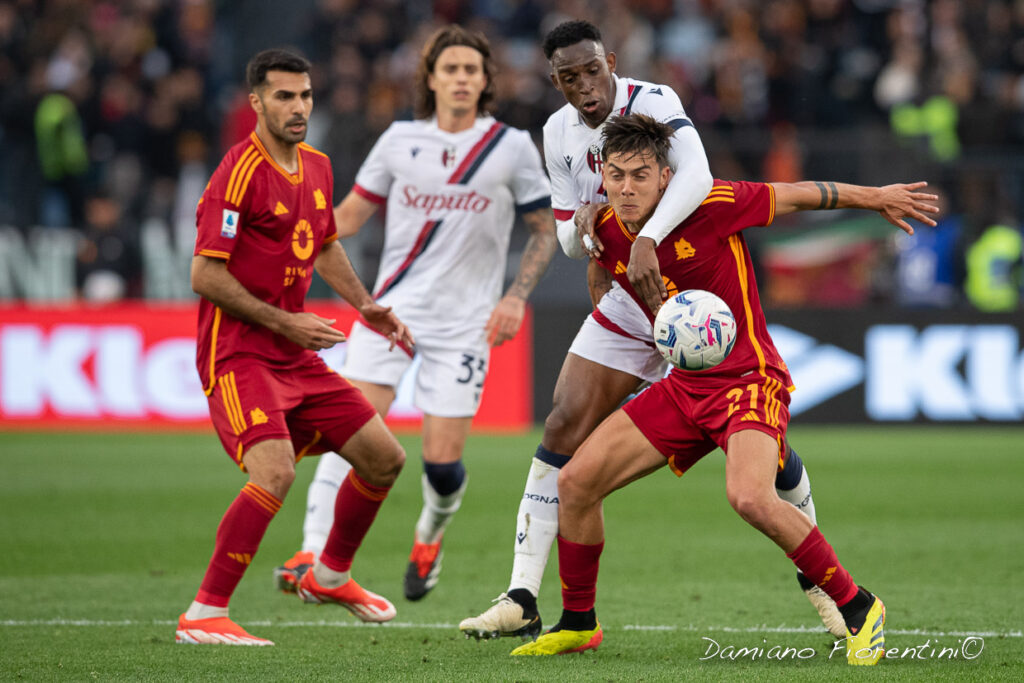 Lucumi affronta Dybala, Roma-Bologna, stagione 23/24 (©Damiano Fiorentini)