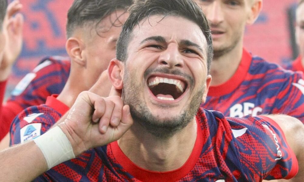 Riccardo Orsolini esulta per il gol vittoria in Bologna-Lecce