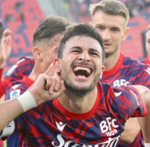 Riccardo Orsolini esulta per il gol vittoria in Bologna-Lecce