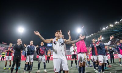 I giocatori rossoblù sotto la curva in Bologna-Atalanta