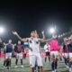 I giocatori rossoblù sotto la curva in Bologna-Atalanta