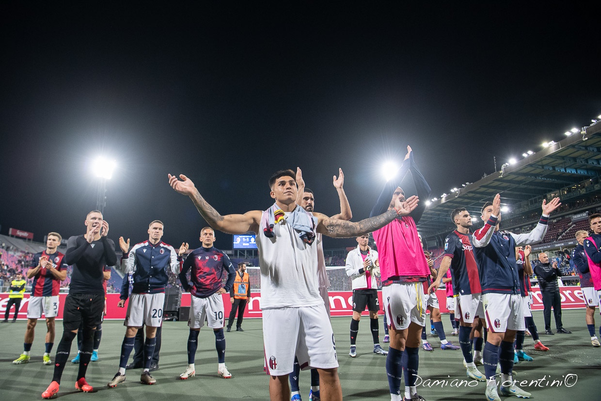 I giocatori rossoblù sotto la curva in Bologna-Atalanta