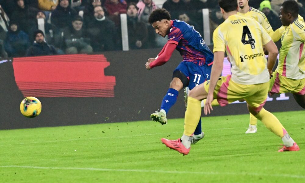 Il tiro di Ndoye per il goal dello 0-1 all'Allianz Stadium contro la Juventus