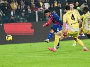 Il tiro di Ndoye per il goal dello 0-1 all'Allianz Stadium contro la Juventus