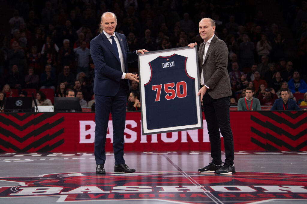 Dusko Ivanovic premiato per aver superato quota 750 partite con il Baskonia (©Saski Baskonia) 