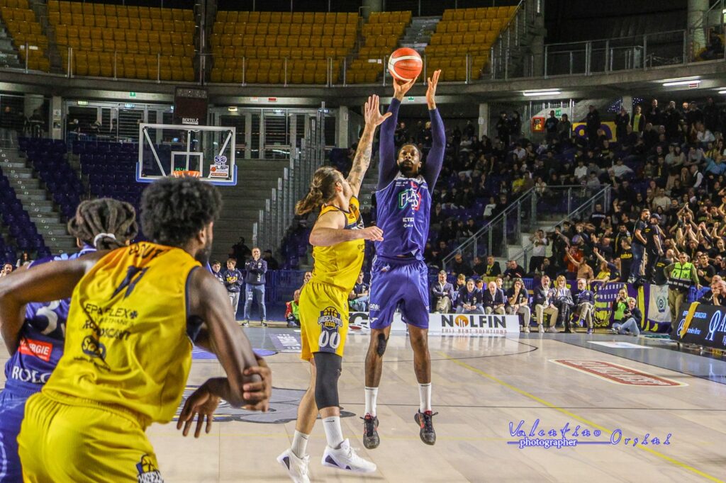 Kenny Gabriel, 10 punti per lui alla pausa lunga tra Vigevano e Fortitudo crediti Valentino Orsini