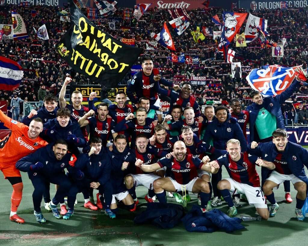 Il Bologna sotto la curva dopo la vittoria con la Fiorentina (© Bologna FC 1909)