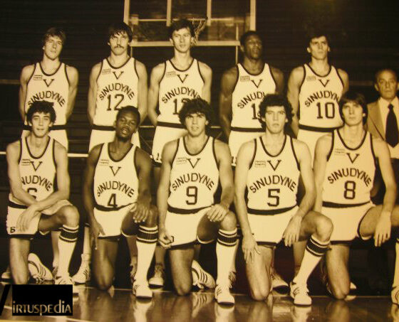 Brindisi-Virtus. Virtus 1981/82. In piedi: Bonamico, Generali, Govoni, Rolle, Villalta, Nikolic. Sotto: Cantamessi, Fredrick, Ferro, Fantin, Pedretti