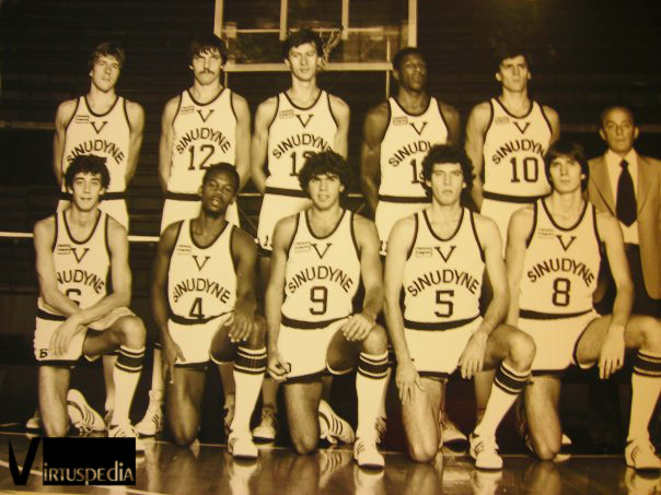 Brindisi-Virtus. Virtus 1981/82. In piedi: Bonamico, Generali, Govoni, Rolle, Villalta, Nikolic. Sotto: Cantamessi, Fredrick, Ferro, Fantin, Pedretti