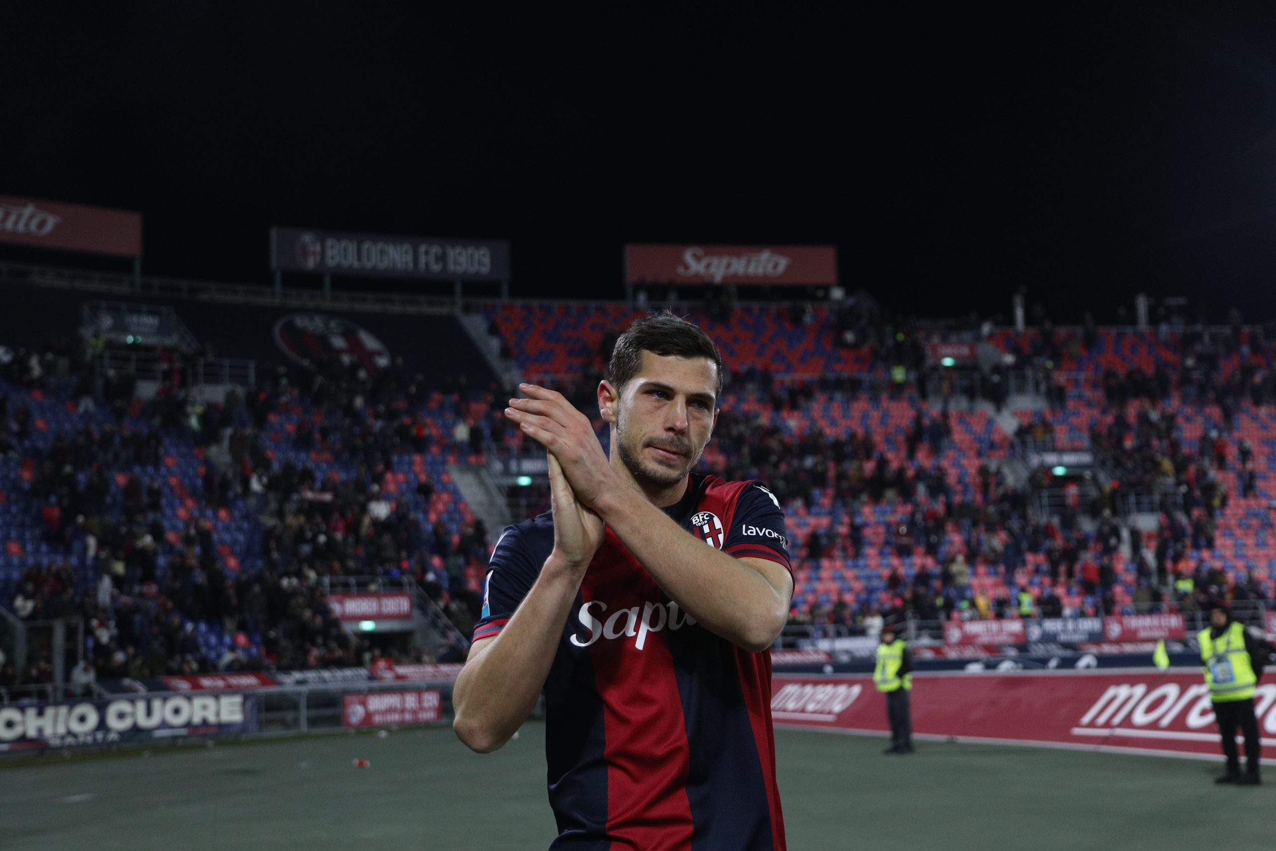 Freuler sotto la curva dopo Bologna-Roma