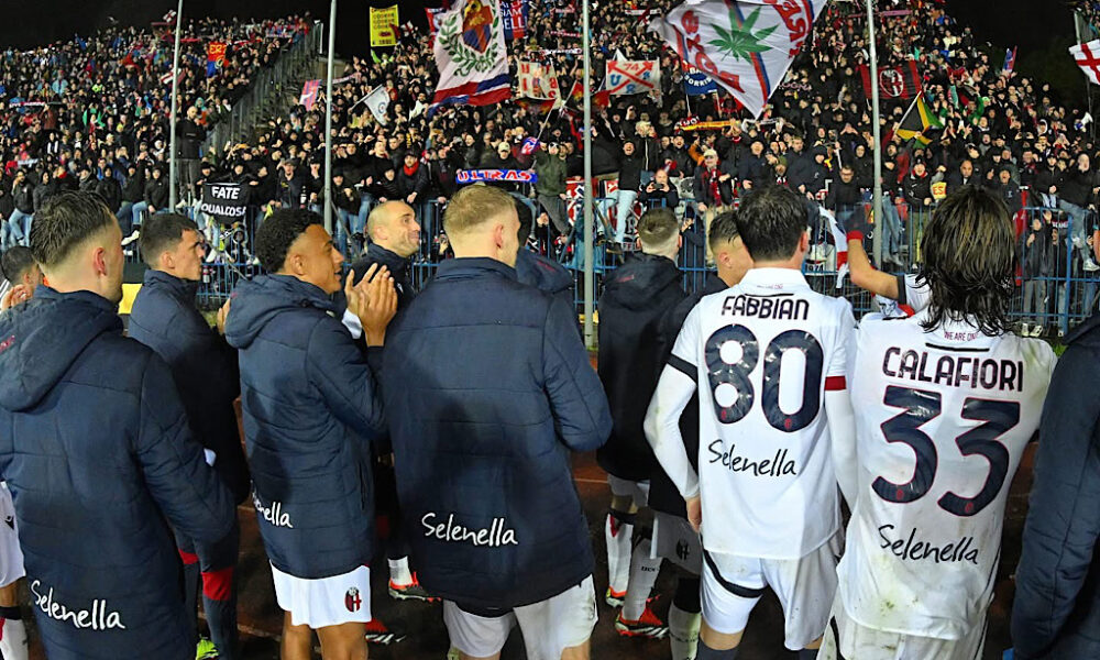 Il Bologna esulta sotto il settore ospiti ad Empoli, stagione 2023/2024