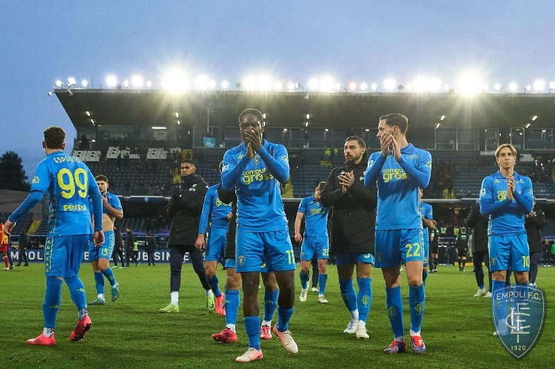 I giocatori dell’Empoli salutano i tifosi azzurri