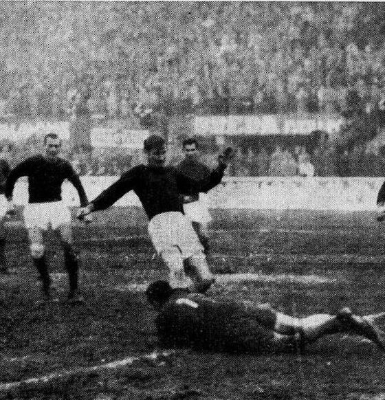 Santarelli anticipa Selmosson in Bologna-Roma 2-0 1960/61