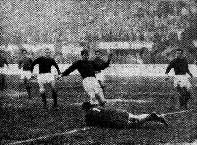 Santarelli anticipa Selmosson in Bologna-Roma 2-0 1960/61