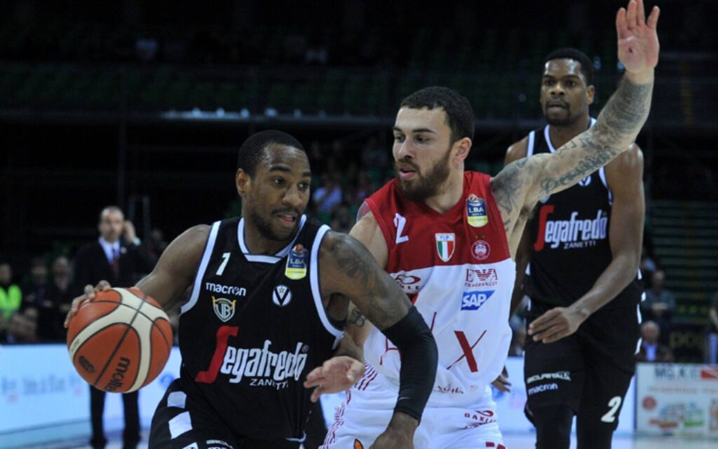 Tony Taylor e Mike James durante la sfida di Coppa Italia 2019 (©LaPresse)