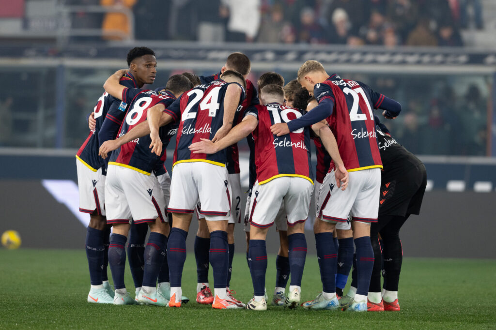 Il Bologna in cerchio prima di Bologna-Roma (© Damiano Fiorentini)