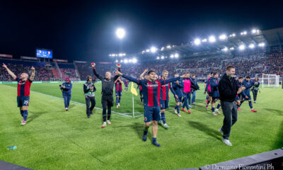 La squadra rossoblù sotto la curva