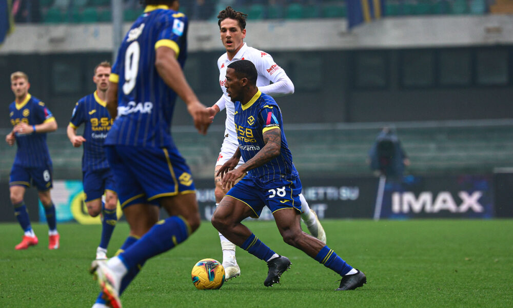 Jackson Tchatchoua, terzino titolarissimo del Verona in azione contro la Fiorentina